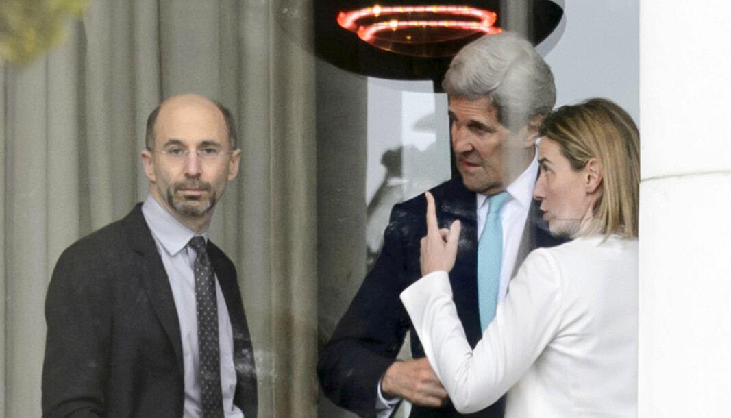 ATOMAVTALEN: I dette bildet fra april 2015, står Robert Malley sammen med Federica Mogherini og John Kerry, center. Dette bildet ble tatt under atomavtale-samtalene med Iran i Lausanne, Sveits.