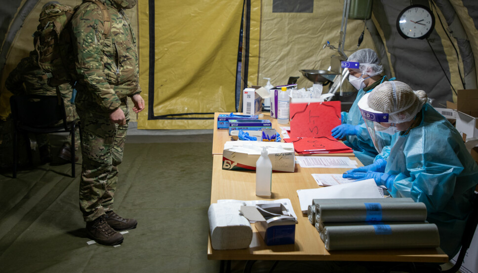 Sanitetsassistent fra Bardufoss sykestue utfører covidtest på britisk soldat. Dette er et illustrasjonsfoto.