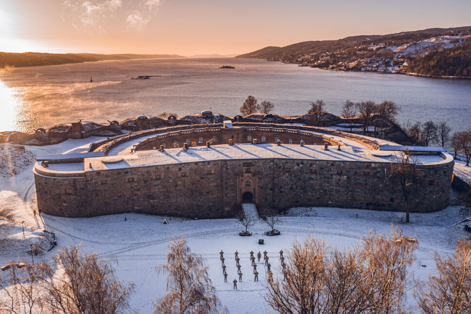 HISTORISK SUS: Her har troppen tatt oppstilling på plassen foran Oscarsborg festning. På øya har de vært isolert i snart to uker.