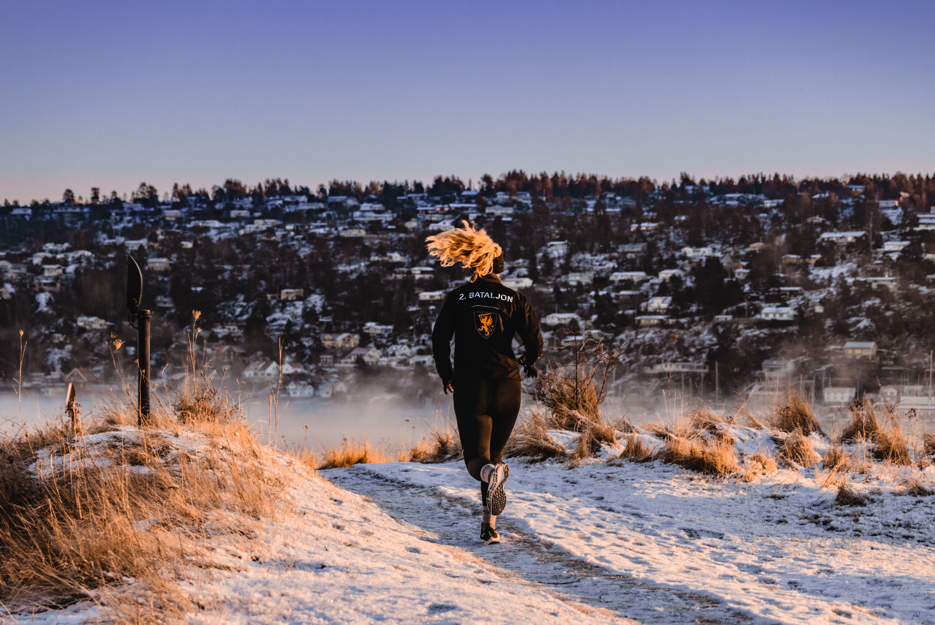 LØPERUNDE: Rundt øya går det en to kilometer lang løype som brukes flittig. Denne morgenen er det friske ti minusgrader og disen ligger som et teppe over Drøbaksundet