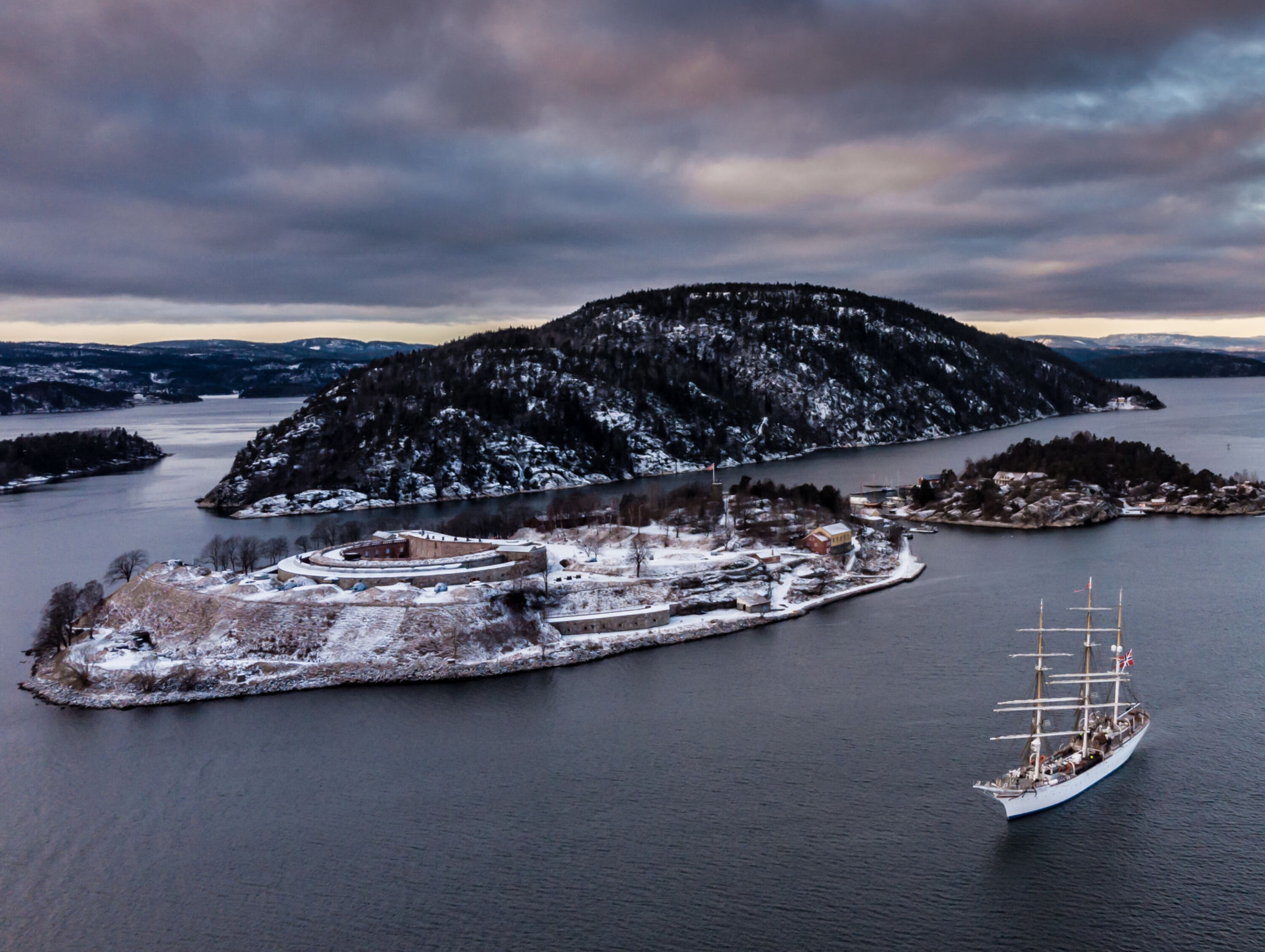 LEHMKUHL: mandag denne uken seilte skoleskipet Statsraad Lehmkuhl forbi øya. Soldatene holdt et øye med den, men hadde ikke kanonvakt, sier Hultgren.