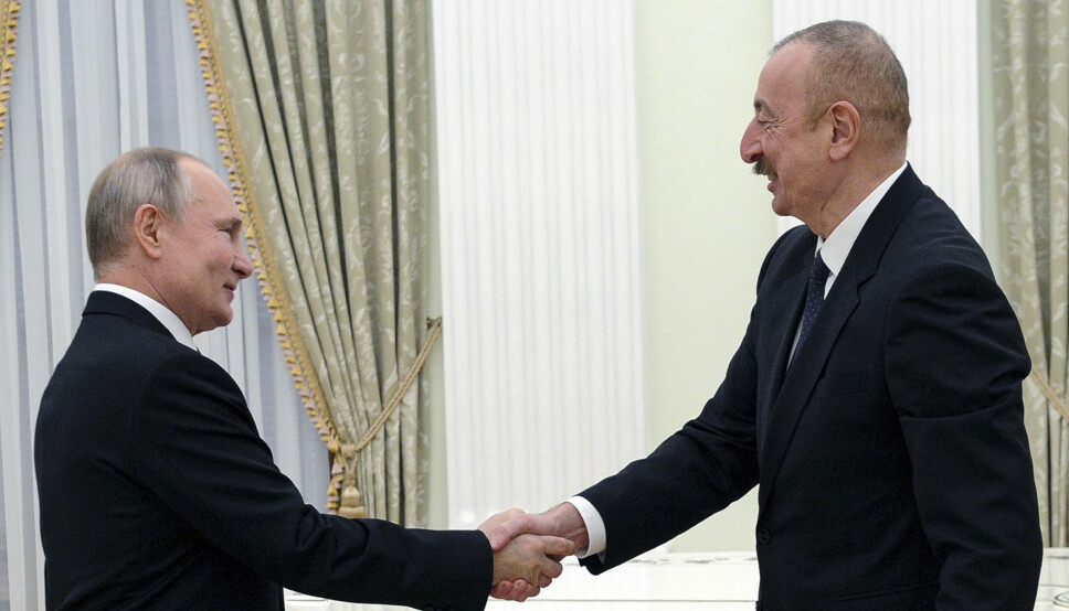 President Vladimir Putin håndhilser på Aserbajdsjans president Ilham Alijev i Moskva tidligere i januar.