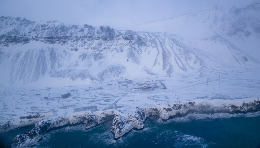 FORSVARETS STASJON: Kontingenten på Jan Mayen denne vinteren besto av 18 personer. Nå er to av dem omkommet. Dette bildet ble tatt i februar 2020. FORSVARETS STASJON: Kontingenten på Jan Mayen denne vinteren besto av 18 personer. Nå er to av dem omkommet. Dette bildet ble tatt i februar 2020.