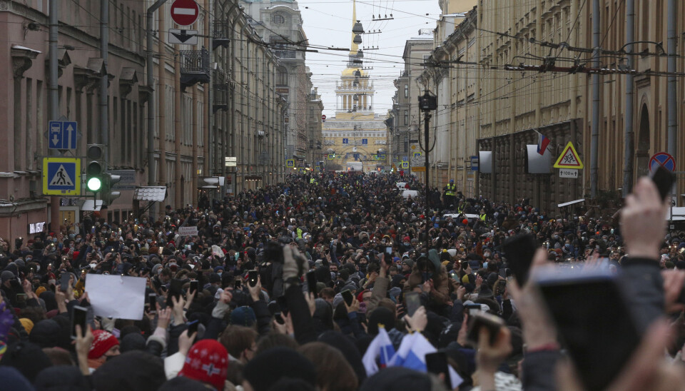 MOT REGIMET: Demonstranter i gatene i St. Petersburg søndag 31. januar.
