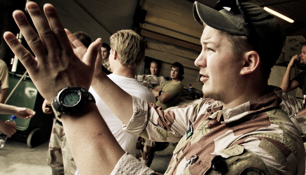 Lars Os som forsøker å ta et troppsbilde fra PRT14 (Provincial Reconstruction Team Meymaneh) i Meymaneh i 2010. Lars Os som forsøker å ta et troppsbilde fra PRT14 (Provincial Reconstruction Team Meymaneh) i Meymaneh i 2010.