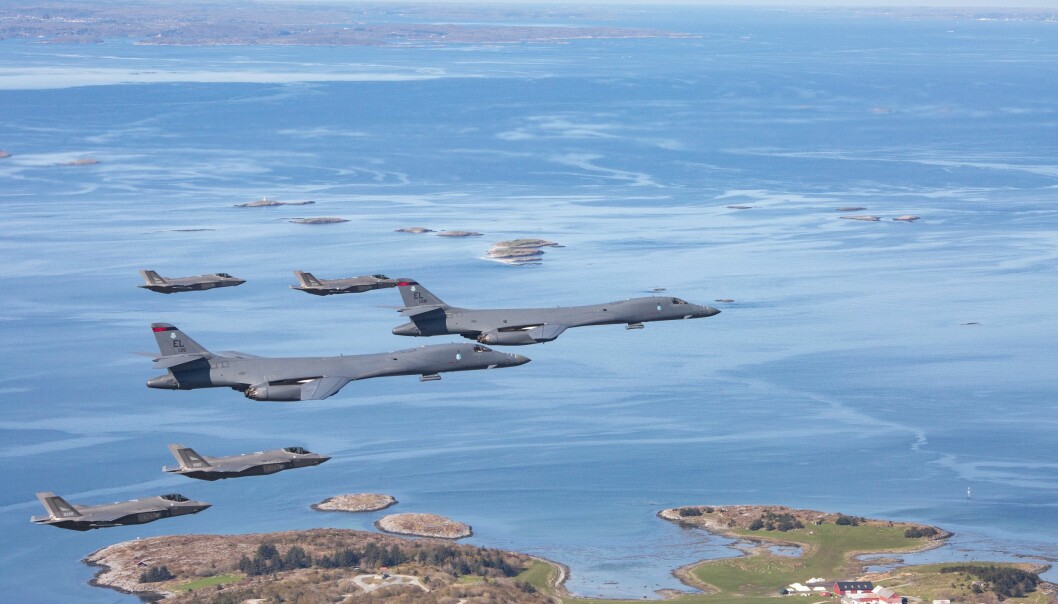 Amerikanske B-1 bombefly skal operere fra Ørland flystasjon, opplyser Forsvaret. Her ser vi to B-1B Lancer bombefly som flyr i formasjon sammen med norske F-35A kampfly.