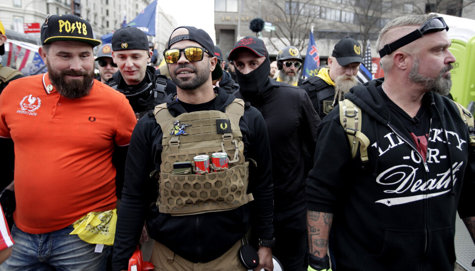 Pro-Trump-demonstranter ikledd Proud Boys-logoer undeer en demonstrasjon i Washington den 12. desember 2020.