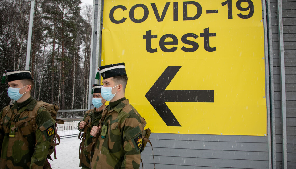 Soldater fra Garden før de fikk opplæring i hvordan de tar koronatester.