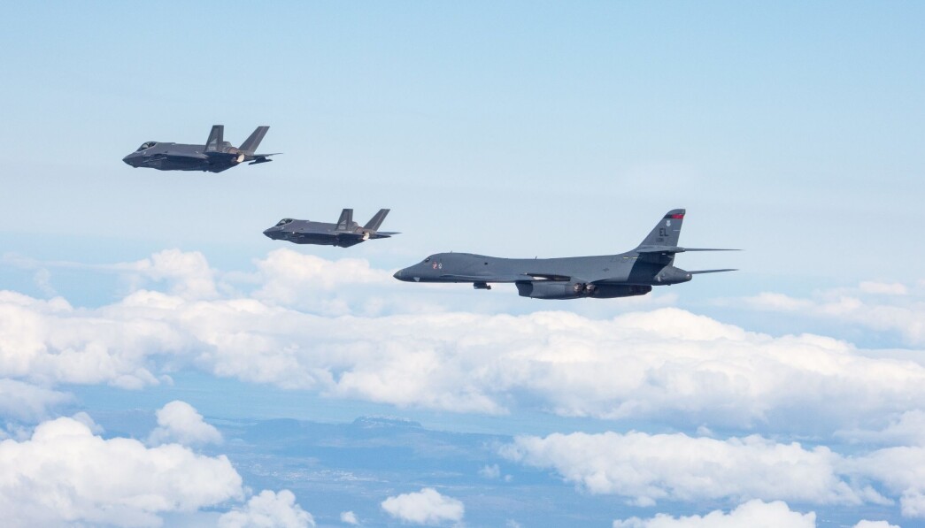 MØNSTER: Den amerikanske deployeringen av amerikanske bombefly føyer seg inn i et mønster, skriver Tormod Heier. Her ser vi to B-1B Lancer bombefly sammen med norske F-35A kampfly. MØNSTER: Den amerikanske deployeringen av amerikanske bombefly føyer seg inn i et mønster, skriver Tormod Heier. Her ser vi to B-1B Lancer bombefly sammen med norske F-35A kampfly.