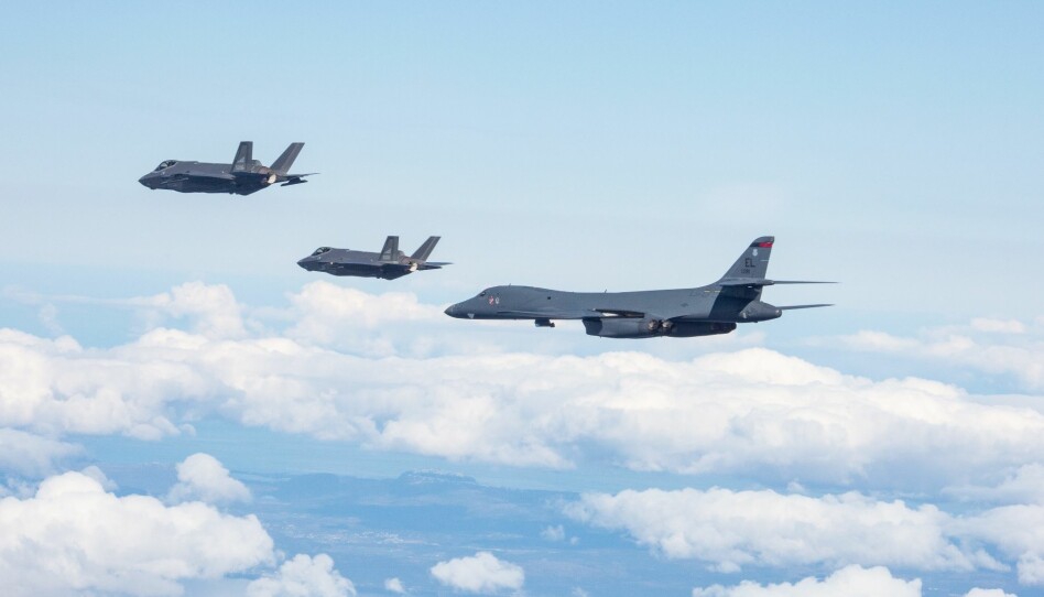 MØNSTER: Den amerikanske deployeringen av amerikanske bombefly føyer seg inn i et mønster, skriver Tormod Heier. Her ser vi to B-1B Lancer bombefly sammen med norske F-35A kampfly.