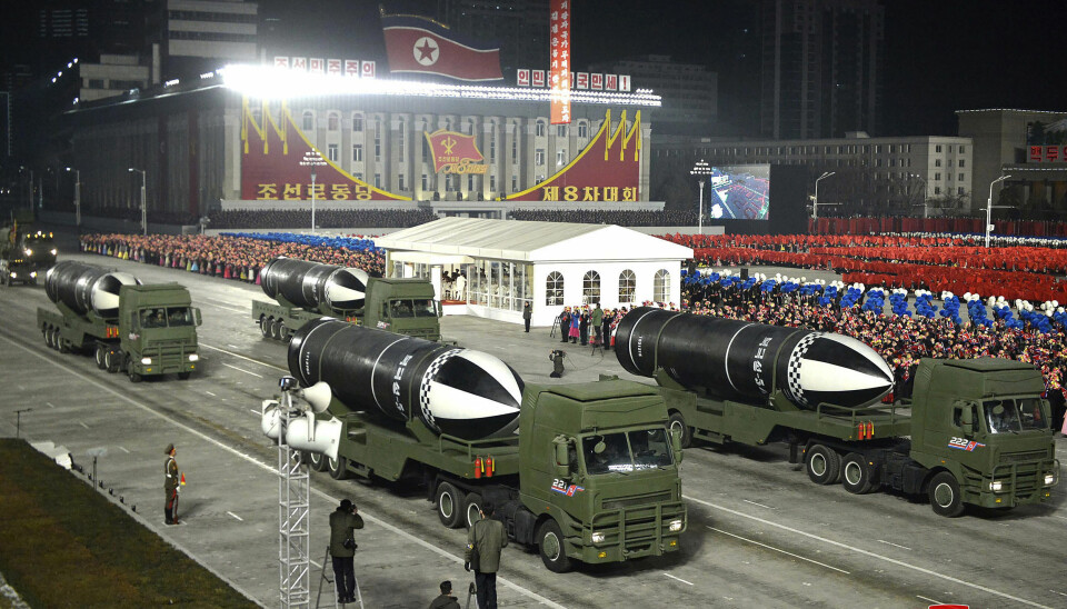 Dette bildet, som er distribuert av den nordkoreanske regjeringen, er datert 14. januar 2021 og viser missiler under en militærparade for å markere partikongressen.