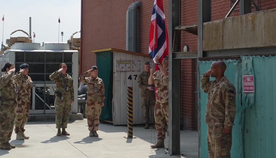 Heising av det norske flagget utenfor sykehuset med norsk- og amerikansk militært personell, under den offisielle markeringen av at Norge tar over ledelsen av det flernasjonale sykehuset i Kabul i april 2020.