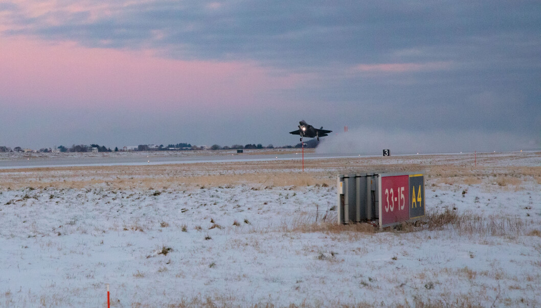 Dette illustrasjonsfotoet viser en F-35 som tar av fra Ørland flystasjon. Tre amerikanske soldater ved stasjonen har testet positivt for koronaviruset. Dette illustrasjonsfotoet viser en F-35 som tar av fra Ørland flystasjon. Tre amerikanske soldater ved stasjonen har testet positivt for koronaviruset.