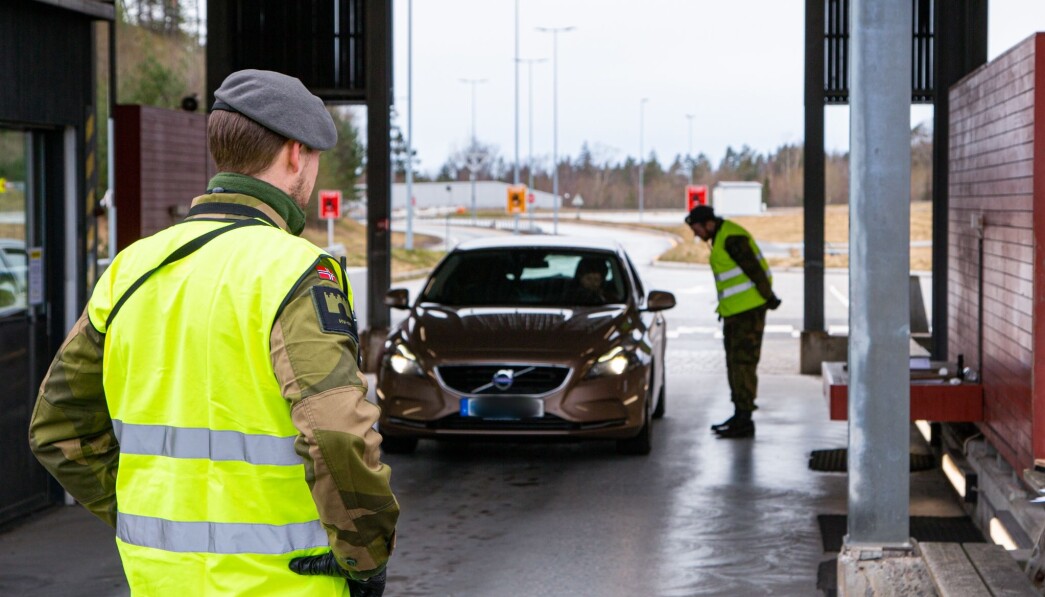 AVKLARING: En diskusjon i stortingssalen om portforbud kan få én positiv følge: En klargjøring av hva Forsvaret kan og skal brukes til, skriver Aslak Bonde. Her er HV-soldater som bistår sivile myndigheter med grensekontroll. AVKLARING: En diskusjon i stortingssalen om portforbud kan få én positiv følge: En klargjøring av hva Forsvaret kan og skal brukes til, skriver Aslak Bonde. Her er HV-soldater som bistår sivile myndigheter med grensekontroll.