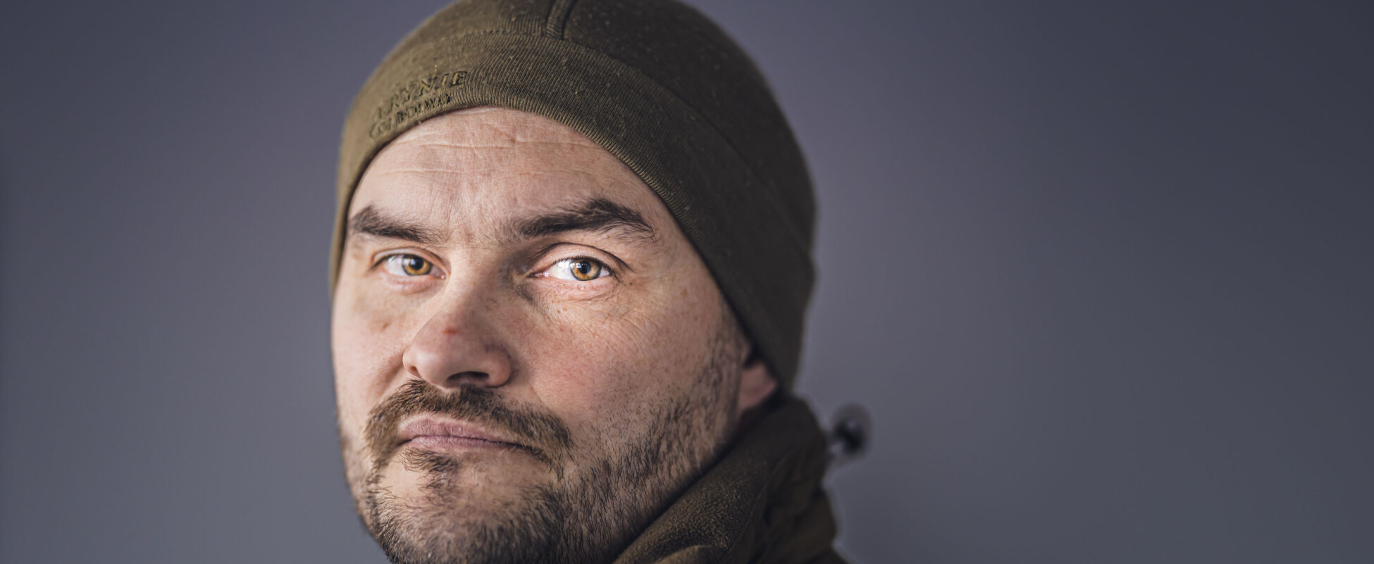 HV-soldater som ble kalt inn etter leirskredet på Ask i Gjerdrum i romjulen. Hvor var de da telefonen kom? Vognfører i Innsatsstyrke Derby Kenneth Løwe ble selv evakuert til Olavsgaard hotell før han ble kalt inn. Han bodde 150 meter unna skredkanten. Her er han tilbake på hotellet. Når han prater om HV-laget sitt bryter han ut i tårer. HV-soldater som ble kalt inn etter leirskredet på Ask i Gjerdrum i romjulen. Hvor var de da telefonen kom? Vognfører i Innsatsstyrke Derby Kenneth Løwe ble selv evakuert til Olavsgaard hotell før han ble kalt inn. Han bodde 150 meter unna skredkanten. Her er han tilbake på hotellet. Når han prater om HV-laget sitt bryter han ut i tårer.