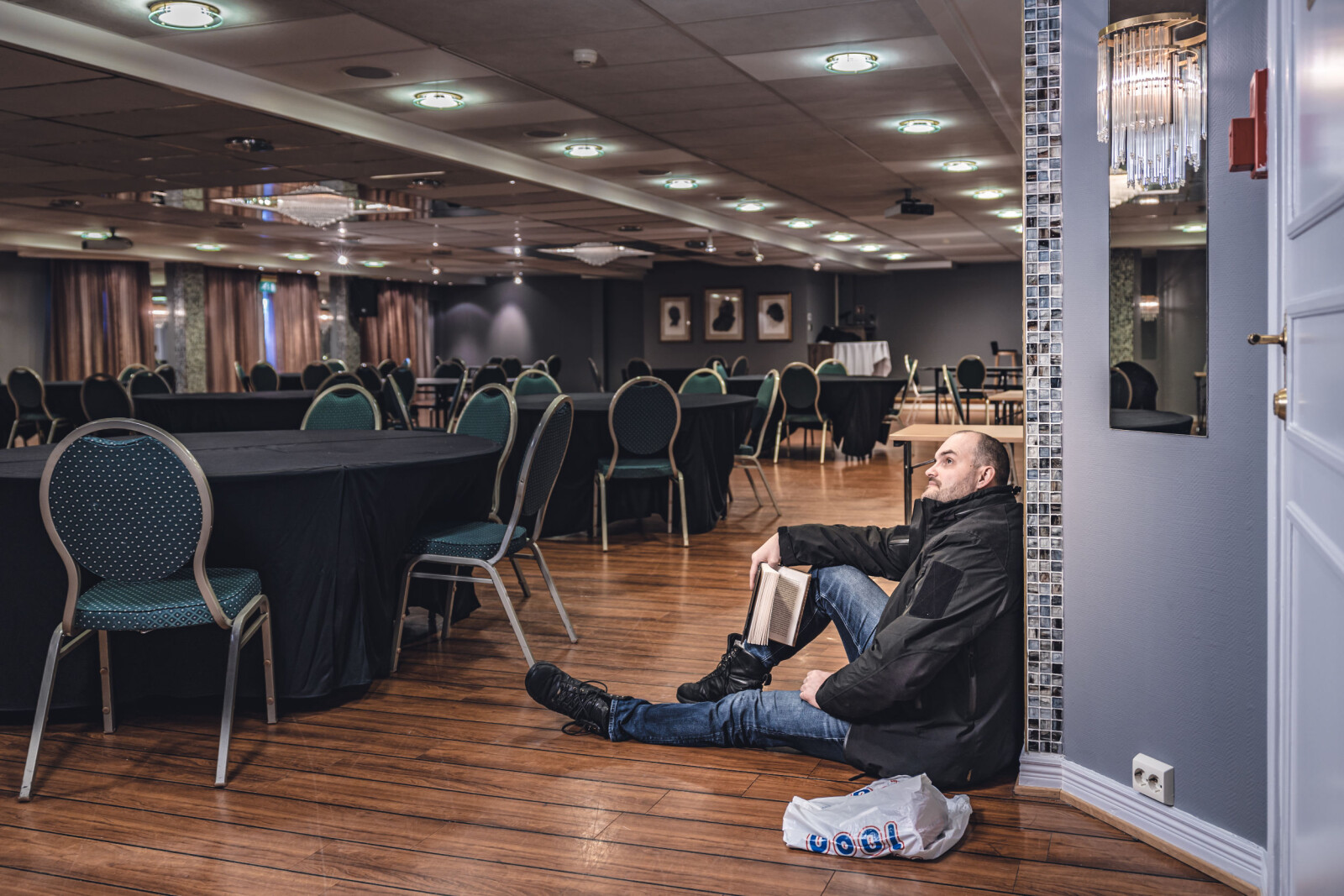 EVAKUERT: Kenneth setter seg på gulvet på Olavsgaard Hotell og prøver å lese i en bok han fikk til jul. Her er han tilbake på hotellet. –Jeg leste jo noen sider i boka, men jeg husker ingenting av det. EVAKUERT: Kenneth setter seg på gulvet på Olavsgaard Hotell og prøver å lese i en bok han fikk til jul. Her er han tilbake på hotellet. –Jeg leste jo noen sider i boka, men jeg husker ingenting av det.