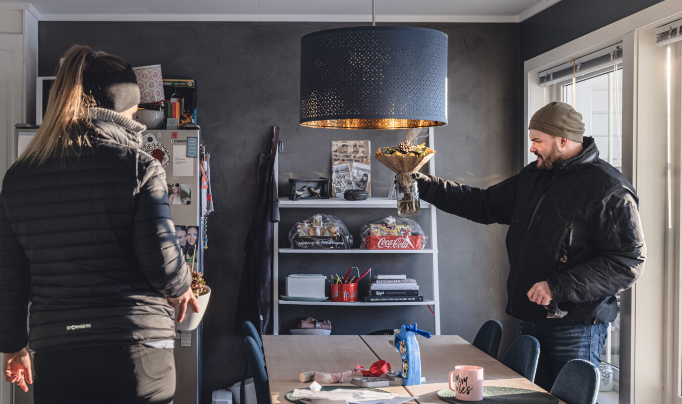 Vognfører i Innsatsstyrke Derby Kenneth Løwe ble evakuert til Olavsgaard hotell etter leirskredet på Ask. Han bodde 150 meter unna skredkanten. Sammen med Elise Skare Eriksen og datteren ble de etter hvert plassert på hotell på Gardermoen i påvente av midlertidig bosted. Her er de tilbake i huset de bodde i før skredet gikk for å se etter skader. Blomstene har tørket ut. Vognfører i Innsatsstyrke Derby Kenneth Løwe ble evakuert til Olavsgaard hotell etter leirskredet på Ask. Han bodde 150 meter unna skredkanten. Sammen med Elise Skare Eriksen og datteren ble de etter hvert plassert på hotell på Gardermoen i påvente av midlertidig bosted. Her er de tilbake i huset de bodde i før skredet gikk for å se etter skader. Blomstene har tørket ut.
