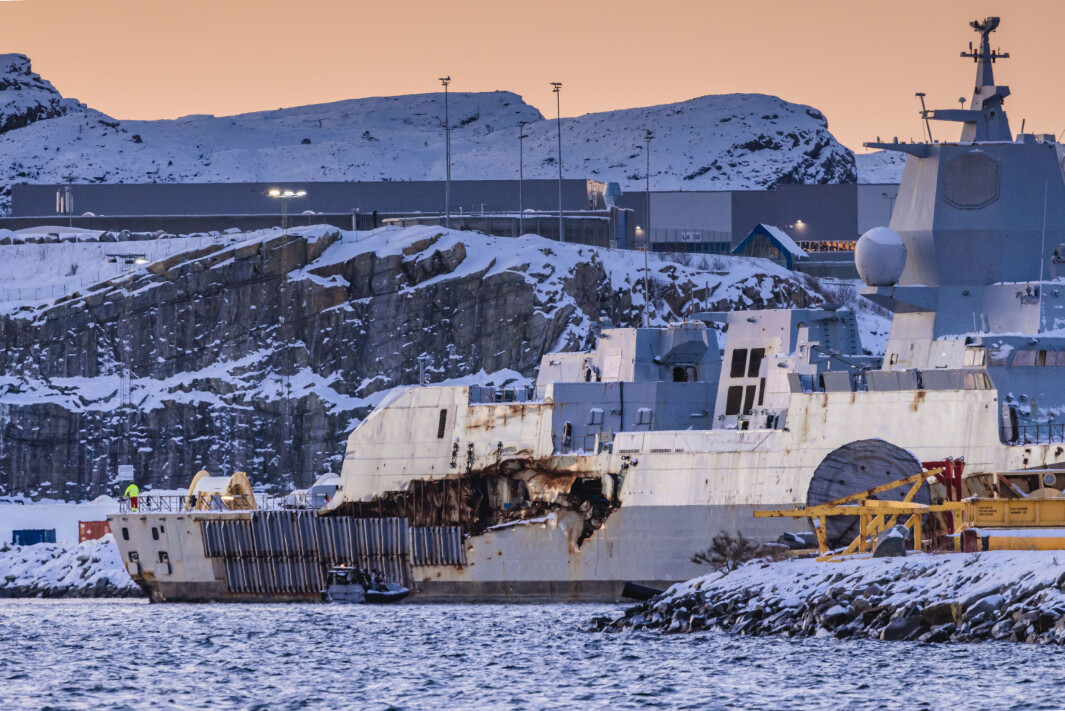 KNM Helge Ingstad avfotografert ved CCB-basen på Ågotnes tidlig mandag morgen. KNM Helge Ingstad avfotografert ved CCB-basen på Ågotnes tidlig mandag morgen.