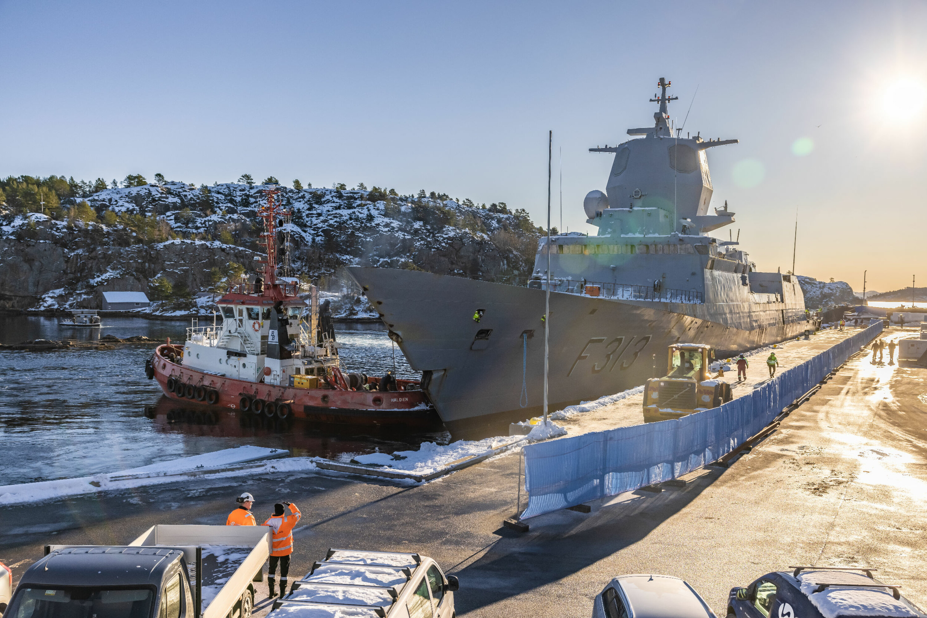KNM Helge Ingstad ble mandag morgen flyttet fra CCB-basen på Ågotnes til destruering hos Norscrap West på Hanøytangen på andre siden av fjorden.