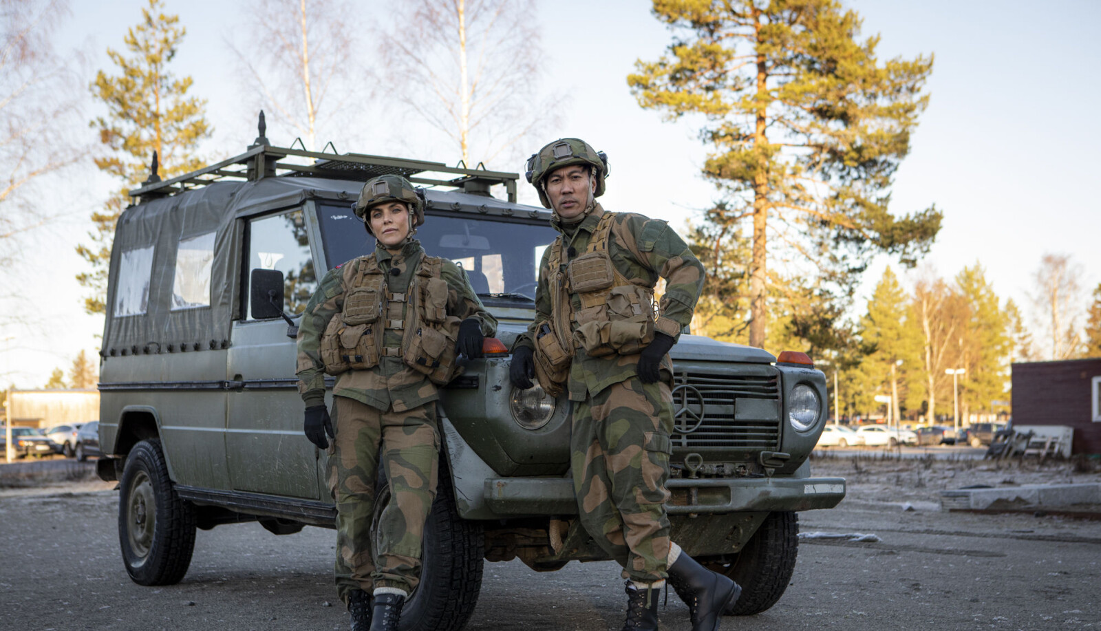 Jørgine Massa Vasstrand og Christian Strand står klart til å konkurrere iført militært utstyr. Jørgine Massa Vasstrand og Christian Strand står klart til å konkurrere iført militært utstyr.