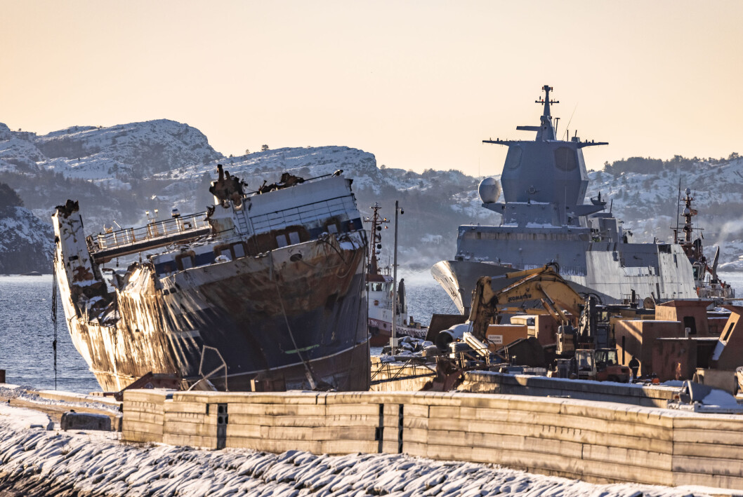 ETTERSPILL: KNM Helge Ingstad flyttes fra CCB-basen på Ågotnes til destruering hos Norscrap West på Hanøytangen på andre siden av fjorden. ETTERSPILL: KNM Helge Ingstad flyttes fra CCB-basen på Ågotnes til destruering hos Norscrap West på Hanøytangen på andre siden av fjorden.