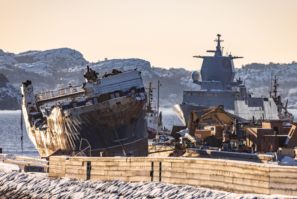 TRIST SKJEBNE: Etter kollisjonen og forliset, ble KNM Helge Ingstad til slutt flyttet til Hanøytangen for destruering hos Norscrap West.