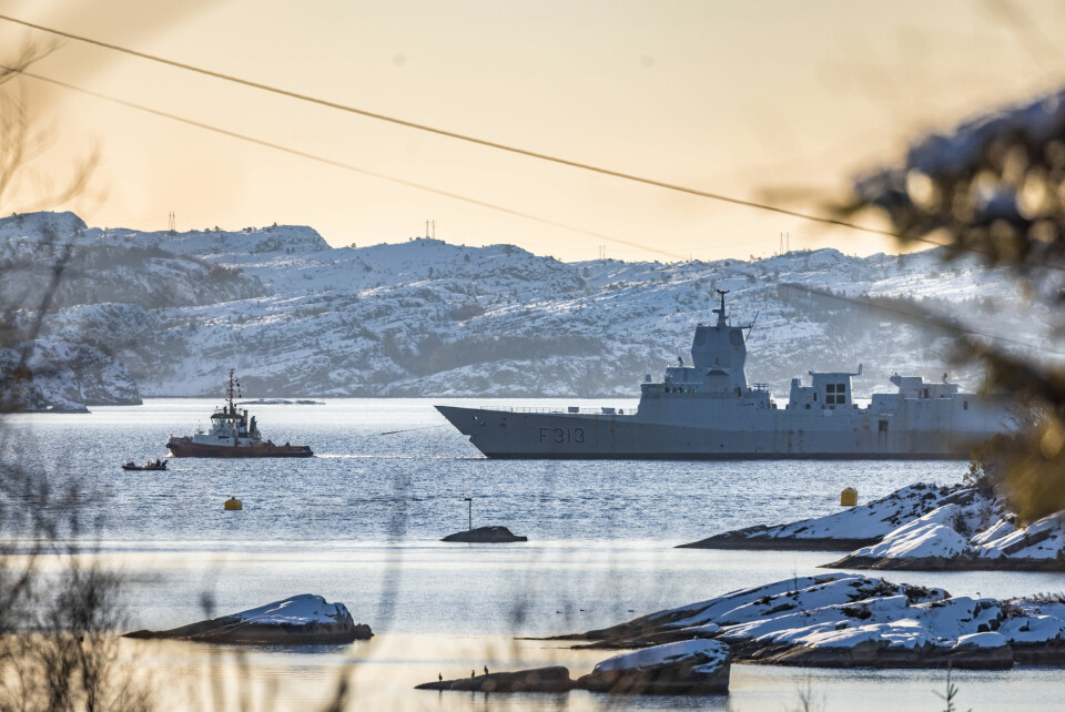 Her flyttes KNM Helge Ingstad til sin siste destinasjon på Hanøytangen hvor fregatten skal destrueres. Foto: Krister Sørbø, Forsvarets forum