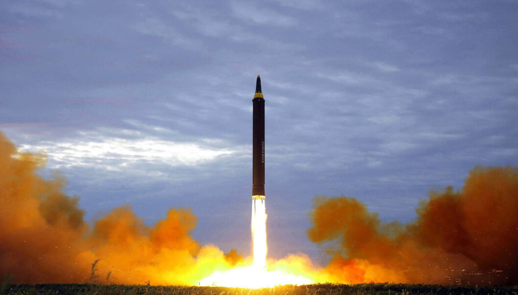 Dette bildet fra 2017 viser angivelig oppskytningen av en nordkoreansk missil av typen Hwasong-12. En rapport lagt fram for Sikkerhetsrådet i FN viser at Nord-Korea og Iran samarbeider om utviklingen av missiler. Dette bildet fra 2017 viser angivelig oppskytningen av en nordkoreansk missil av typen Hwasong-12. En rapport lagt fram for Sikkerhetsrådet i FN viser at Nord-Korea og Iran samarbeider om utviklingen av missiler.