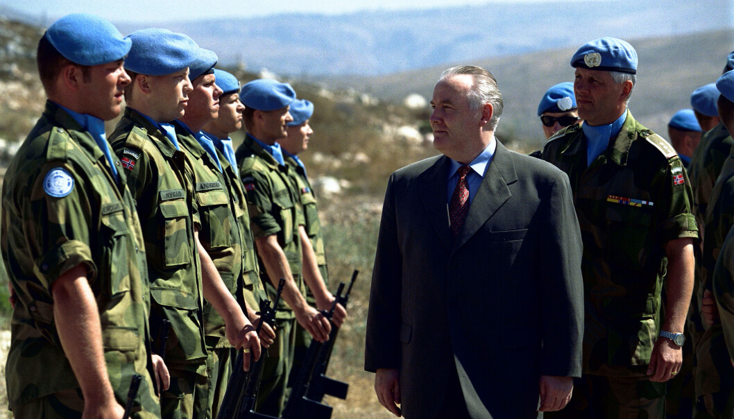Bildet viser forøvrig mitt første møte med Fjærvoll, skriver Kristoffer Egeberg. 28. November 1998 sto jeg oppstilt på Falkehøyden i Sør-Libanon da den norske FN-bataljonen i UNIFIL ble lagt ned, og ansvaret avgitt til det indiske gurkha-regimentet. Bildet viser forøvrig mitt første møte med Fjærvoll, skriver Kristoffer Egeberg. 28. November 1998 sto jeg oppstilt på Falkehøyden i Sør-Libanon da den norske FN-bataljonen i UNIFIL ble lagt ned, og ansvaret avgitt til det indiske gurkha-regimentet.