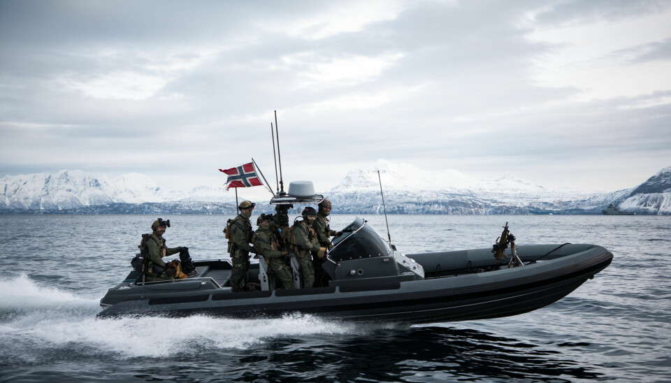 Kystjegere seiler i lettbåt utenfor Harstad under øvelse Cold Response 2020.