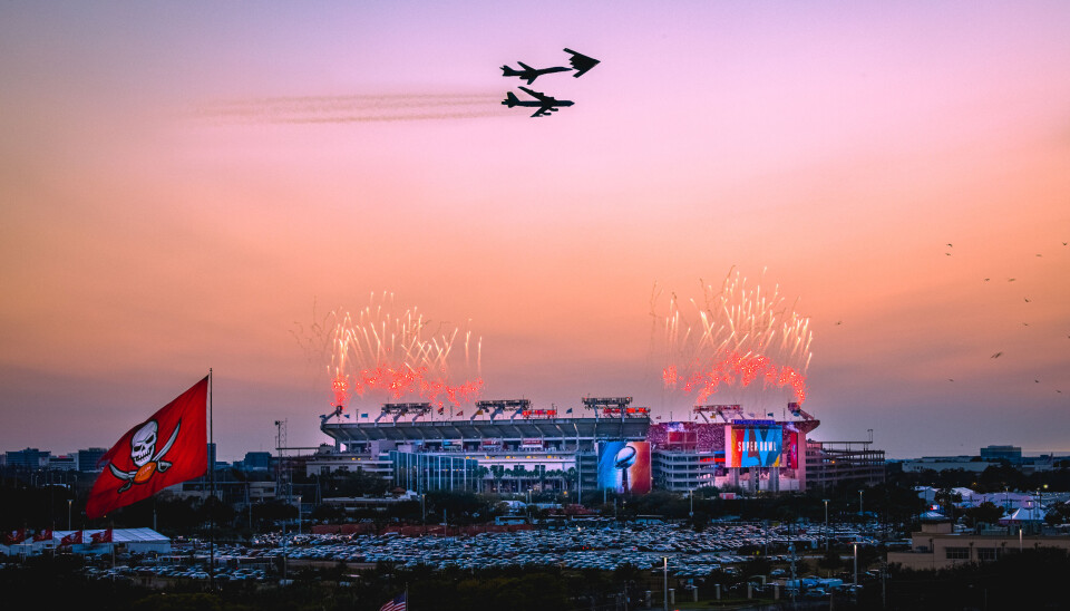 Superbowl: Tre amerikanske bombefly i formasjon over Superbowl. I februar skal fly av typen B-1B (midten) utplasseres på Ørland.