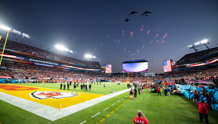 <span class=" font-weight-bold" data-lab-font_weight_desktop="font-weight-bold">Overflyvning: </span>Bombeflyene i formasjon over stadion.<span class=" font-weight-bold" data-lab-font_weight_desktop="font-weight-bold"> </span> <span class=" font-weight-bold" data-lab-font_weight_desktop="font-weight-bold">Overflyvning: </span>Bombeflyene i formasjon over stadion.<span class=" font-weight-bold" data-lab-font_weight_desktop="font-weight-bold"> </span>