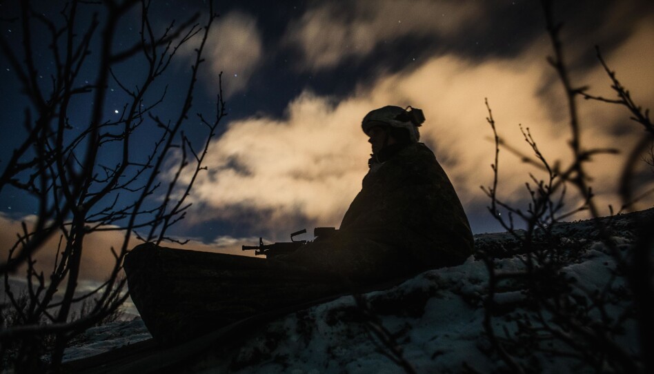Forsvaret lever i et ekkokammer der alle angivelig er friske, foruten en liten gruppe veteraner, skriver Brage Bolstad-Andreassen. Her ser vi en soldat på vaktpost under en øvelse.