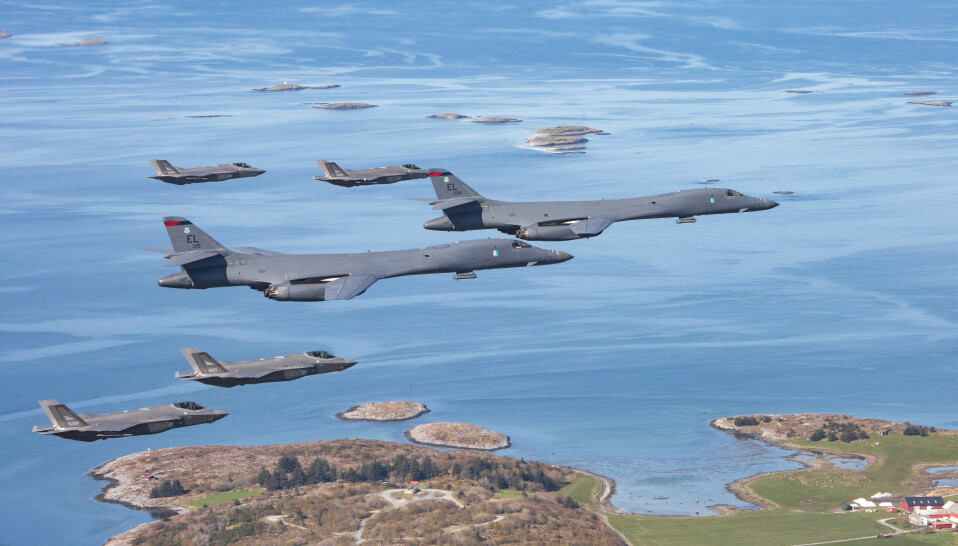 Samtrening: Norske F-35 trener sammen med amerikanske B-1B Lancer. I februar utplasseres bombeflyene på Ørland flystasjon.