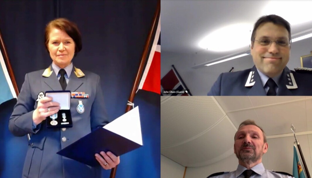 Her får Oberst John Andreas Olsen (øverst til høyre) tildelt sin medalje av sjefen for Luftforsvaret Tonje Skinnarland. Her får Oberst John Andreas Olsen (øverst til høyre) tildelt sin medalje av sjefen for Luftforsvaret Tonje Skinnarland.