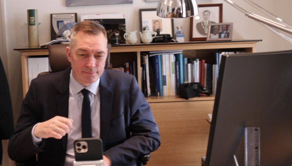 Forsvarsminister Frank Bakke-Jensen i telefon. Bildet er delt av Forsvarsdepartementet i anledning hans telefonsamtale med sin amerikanske motpart.