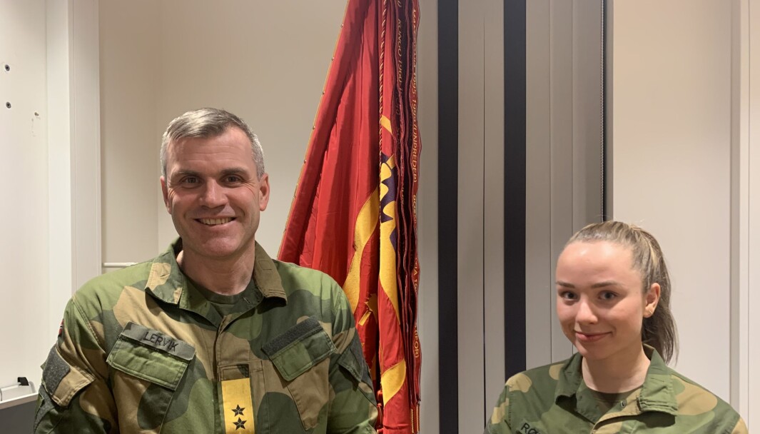 Sjef for Hæren, generalmajor Lars Lervik roser Hærens hovedtillitsvalgt Linnea Huseby Røbech for å ha adressert problemet med manglende bind og tamponger. Sjef for Hæren, generalmajor Lars Lervik roser Hærens hovedtillitsvalgt Linnea Huseby Røbech for å ha adressert problemet med manglende bind og tamponger.