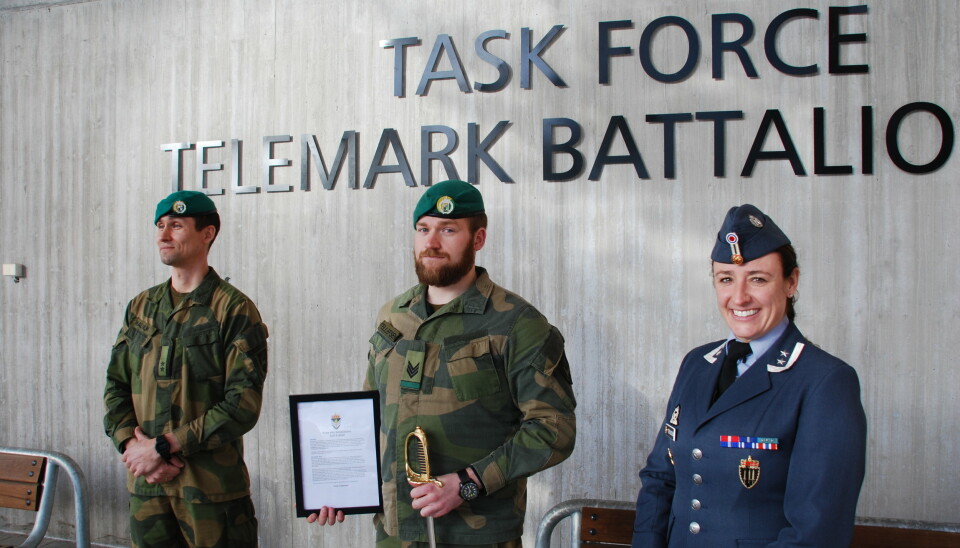 Markering på Rena. Fra venstre: TMBN-sjef Eskild Walnum, sersjant Terje Tellefsen og oberstløytnant Christine Torjussen, sjef Befalsskolen.