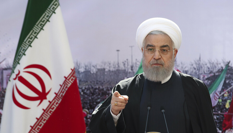 Irans president Hassan Rouhani har ikke uttalt seg om det påståtte angrepet på et iransk skip i Rødehavet. Her sett i forbindelse med en TV-sendt tale i Teheran, februar 2021.