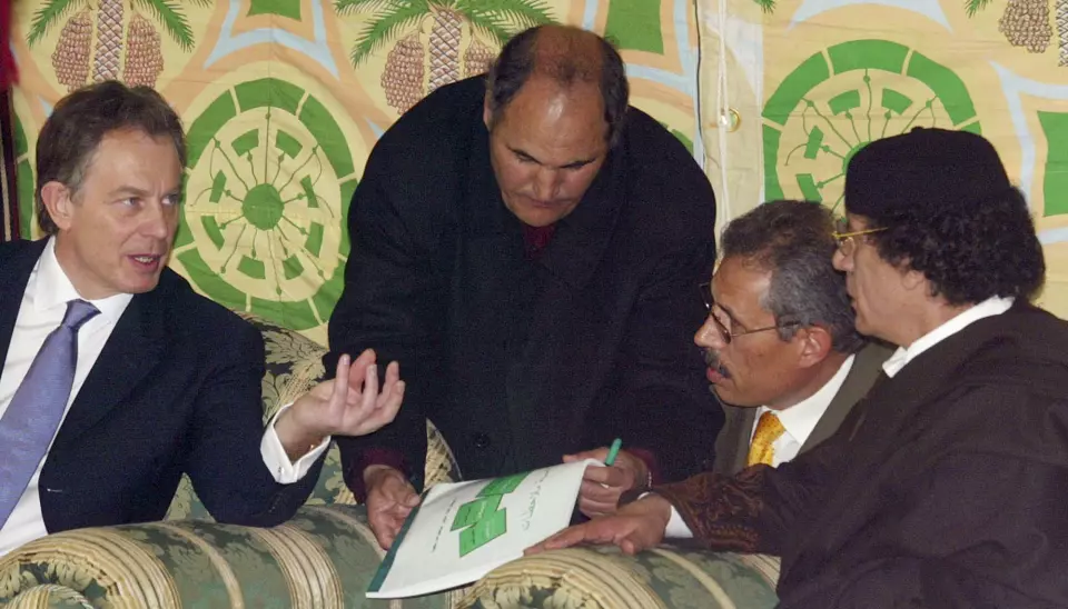 Den tidligere britiske statsministeren Tony Blair i samtaler med Libyas avdøde leder Gaddafi. utenfor Tripoli i Libya torsdag 25. mars, 2004.