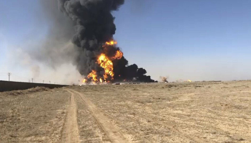 ENORM BRANN: En rekke tankbiler lastet med olje står i brann på den største grenseovergangen mellom Afghanistan og Iran.
