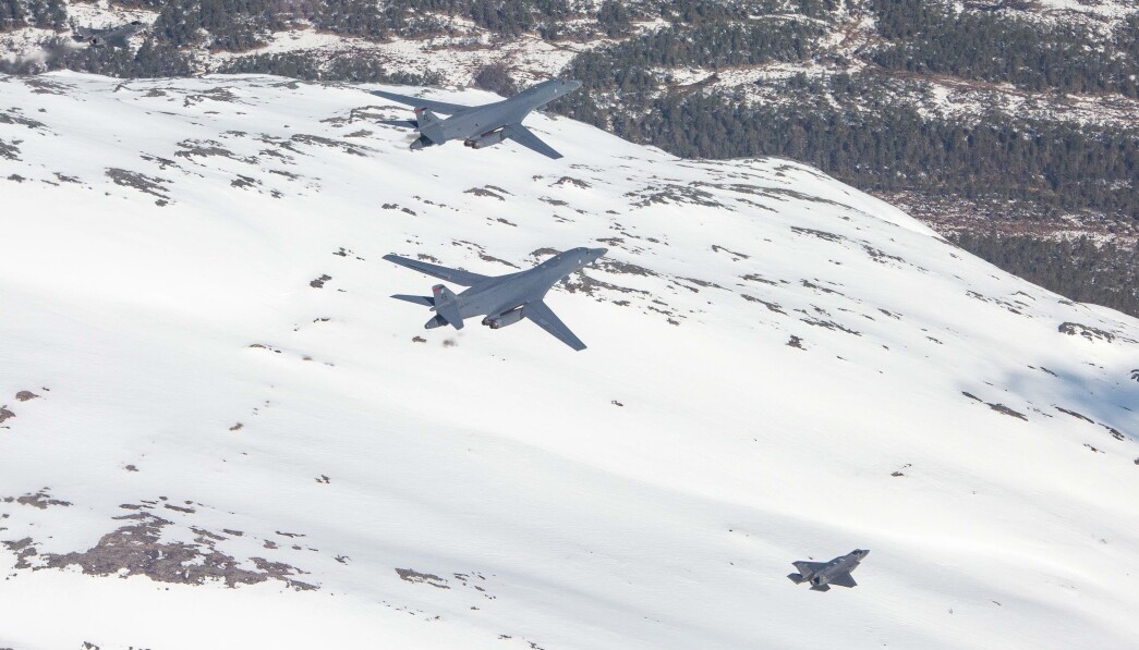 BOMBEFLY: Målet må være etter vårt syn være å avskrekke fiender og berolige egen befolkning og allierte, skriver Hårek Elvenes og Tom Myrvold. Her ser vi B-1B Lancer i formasjon sammen med norske F-35A kampfly. BOMBEFLY: Målet må være etter vårt syn være å avskrekke fiender og berolige egen befolkning og allierte, skriver Hårek Elvenes og Tom Myrvold. Her ser vi B-1B Lancer i formasjon sammen med norske F-35A kampfly.