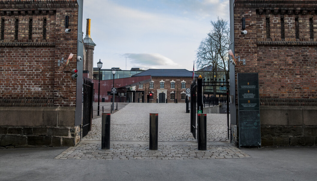 Statsministerens kontor og Forsvarsdepartementet i Glacisgata 1 i Oslo er i første rekke sperret av med nedsenkbare pullerter. Deretter møter man flere pullerter og gjerder før man komme til inngangspartiet. Statsministerens kontor og Forsvarsdepartementet i Glacisgata 1 i Oslo er i første rekke sperret av med nedsenkbare pullerter. Deretter møter man flere pullerter og gjerder før man komme til inngangspartiet.