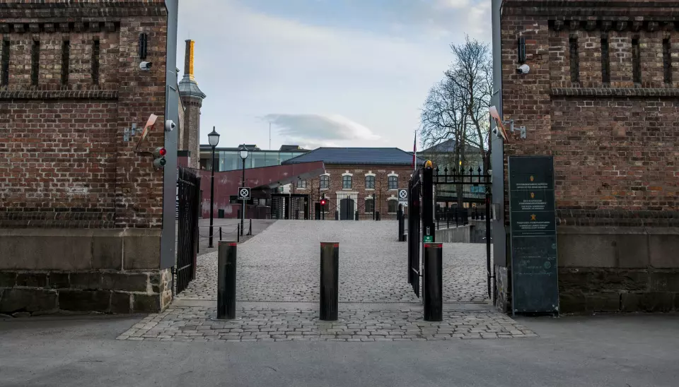 Statsministerens kontor og Forsvarsdepartementet i Glacisgata 1 i Oslo er i første rekke sperret av med nedsenkbare pullerter. Deretter møter man flere pullerter og gjerder før man komme til inngangspartiet.