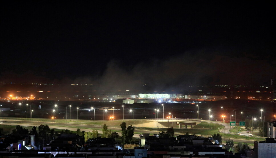 På bildet stiger røyk opp over Arbil, mandag kveld 15. februar, 2021.