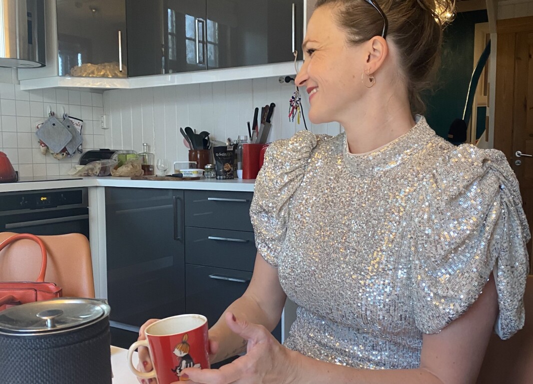 Forskeren drikker gjerne morgenkaffen iført glitterkjole når anledningeen byr seg. Forskeren drikker gjerne morgenkaffen iført glitterkjole når anledningeen byr seg.