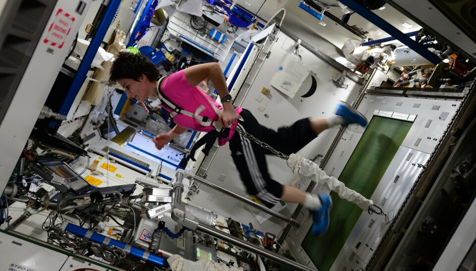 Den italienske astronauten Samantha Cristoforetti jogger på den Internasjonale romstasjonen.
