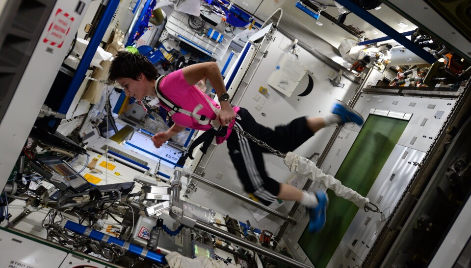 Den italienske astronauten Samantha Cristoforetti jogger på den Internasjonale romstasjonen.