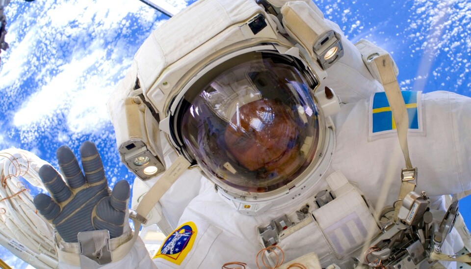 Christer Fuglesang på romvandring på romstasjonen i 2009. Christer Fuglesang er Sveriges første og eneste astronaut og har svensk-norske røtter.