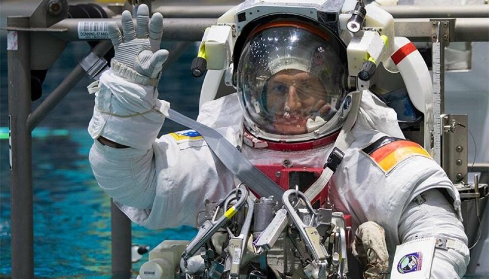 ESAs tyske romfarer Matthias Maurer under trening under vann for å etterlikne vektløsheten i rommet.